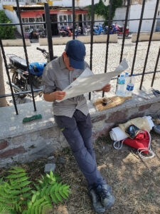 Julian entziffert an einem Abklatsch