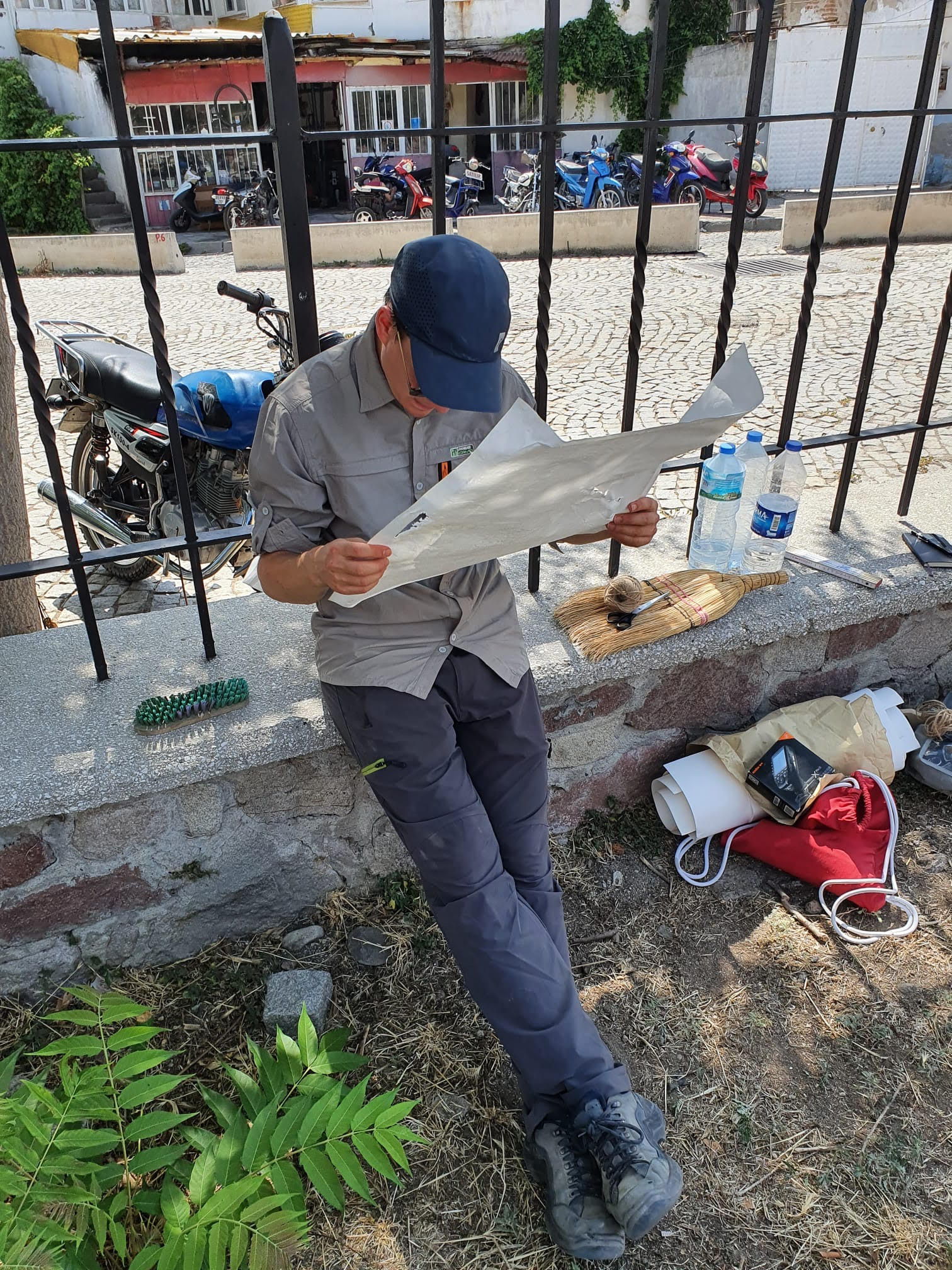 Julian entziffert an einem Abklatsch