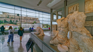 Parthenonskulpturen im Akropolismuseum. CC BY-SA 4.0 Holger Uwe Schmitt
