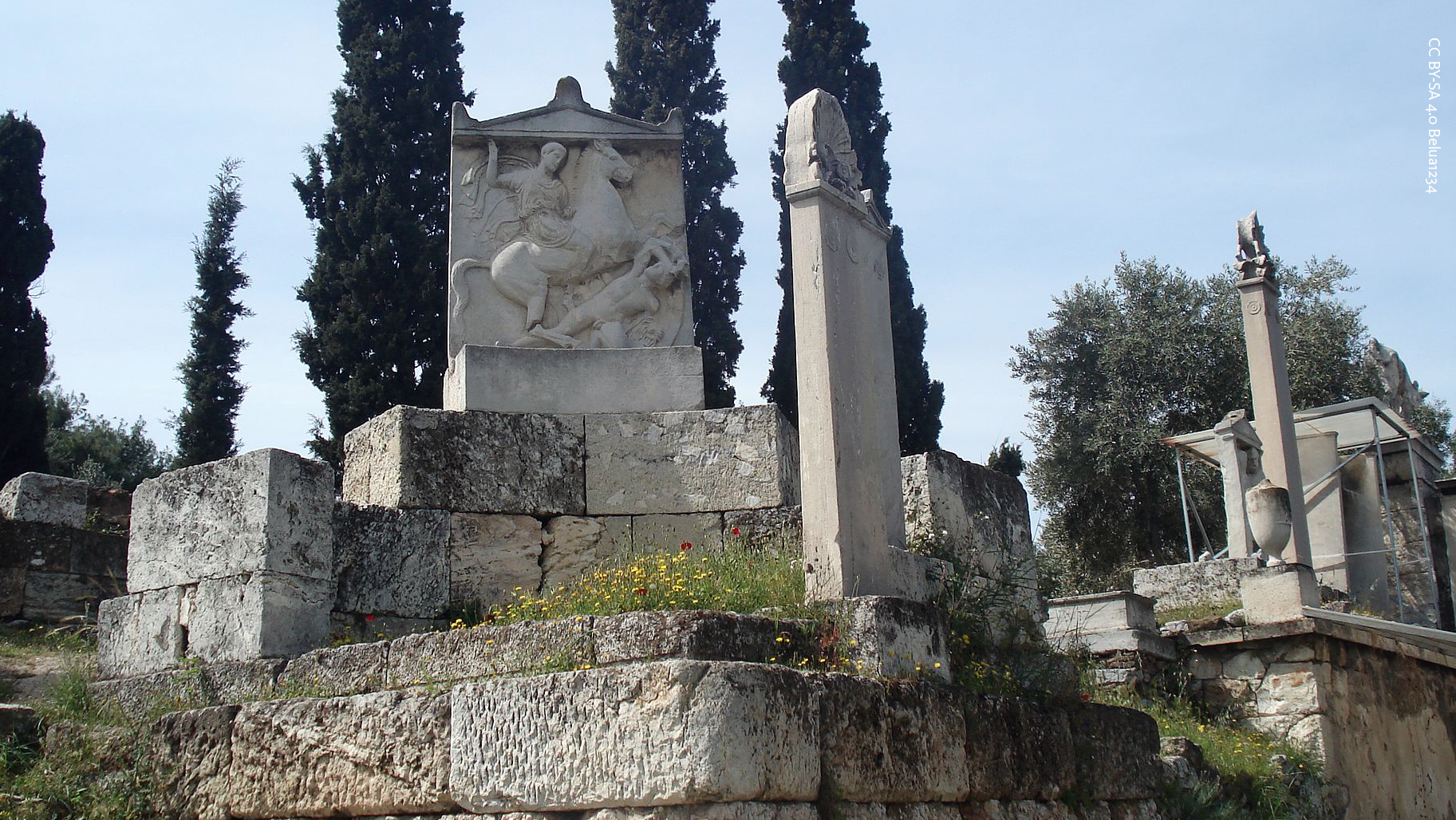 Grabsteine und Gräber im Kerameikos in Athen